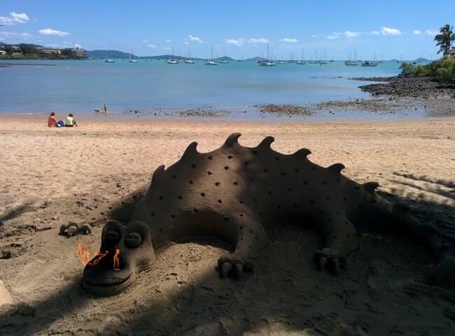 plage airlie beach sable sculpture