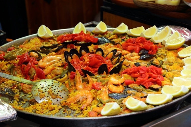 Manger une paella en espagne-min