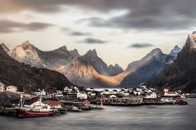 Arriver aux îles Lofoten par la mer fait toute la différence