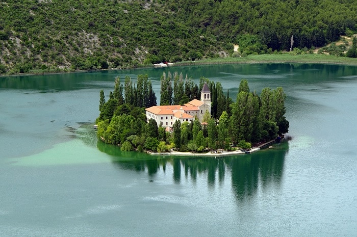 l'îlot de visovac, sur la rivière krka