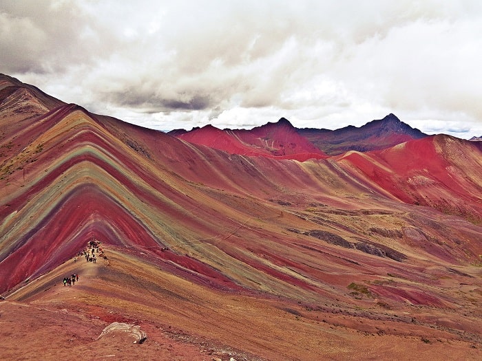 point de vue sur la rainbow mountain au pérou (1) min