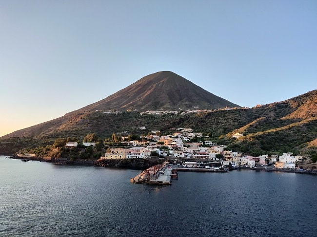 salina (îles éoliennes) depuis un bateau de croisière min