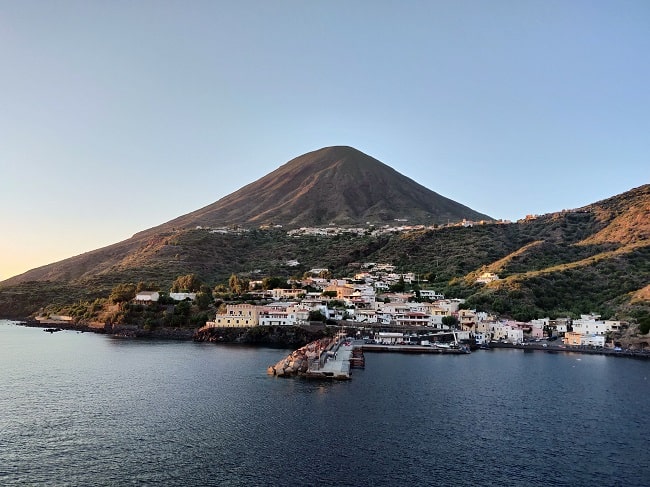 salina (îles éoliennes) depuis un bateau de croisière min