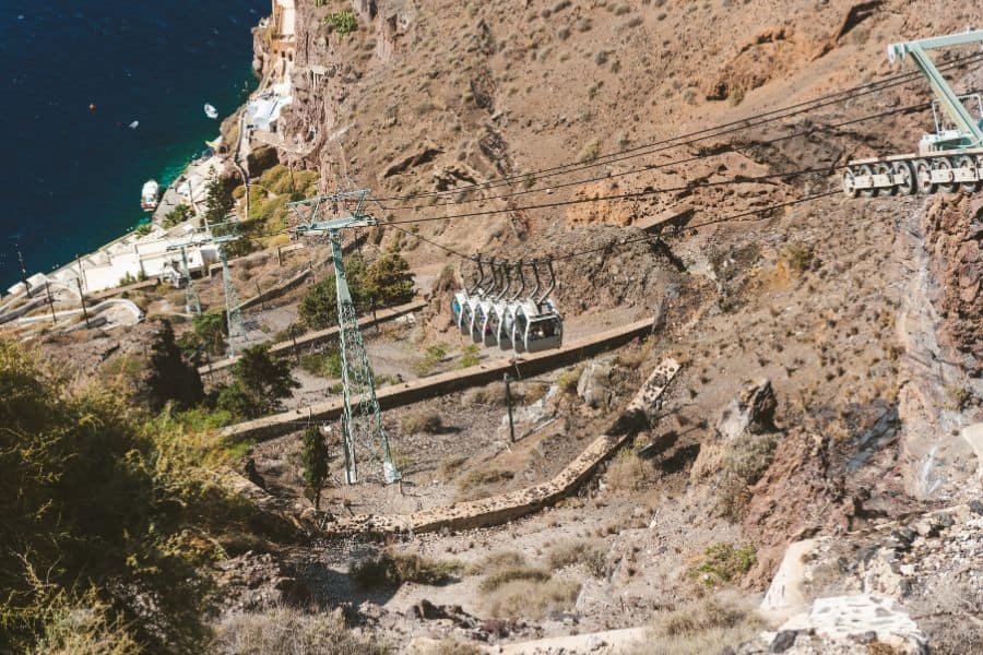 se deplacer a santorin en cable car (télépherique) min