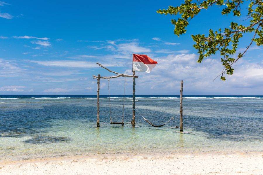 sur la plage en indonesie min