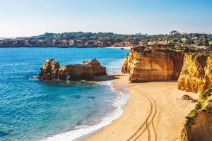 découvrez l'algarve, la région la plus au sud du portugal entre plages de rêves, falaises et parcours de golf !