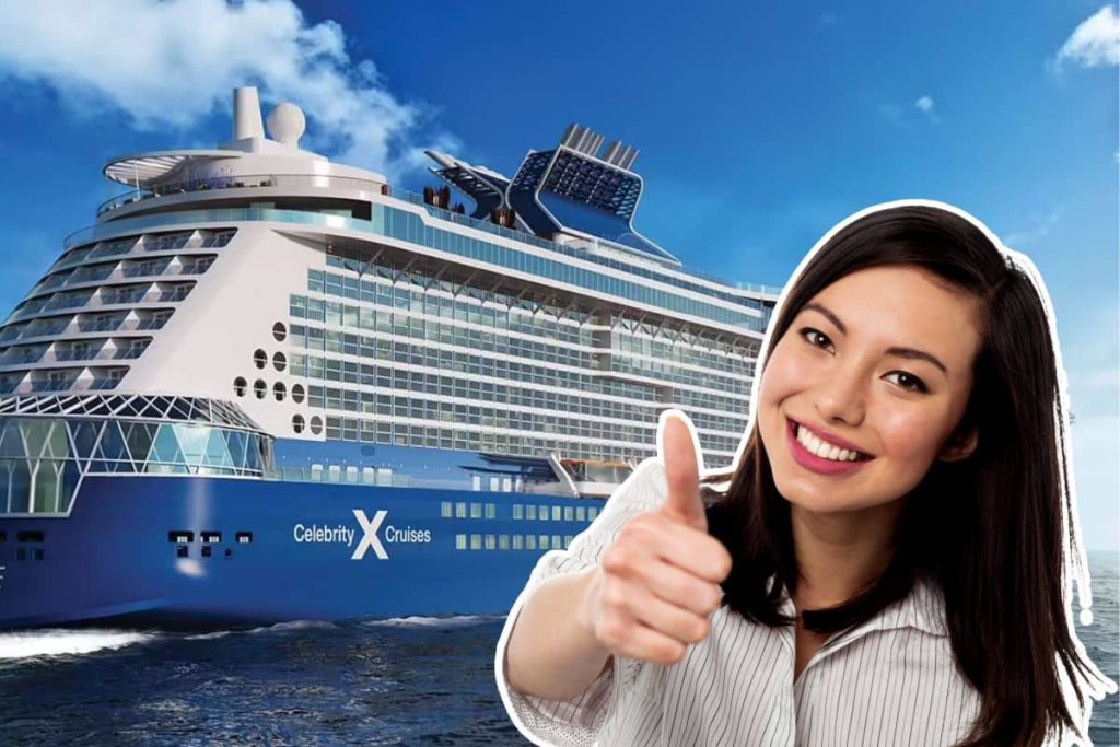 Femme souriante faisant un pouce levé devant un bateau de croisière Celebrity Cruises