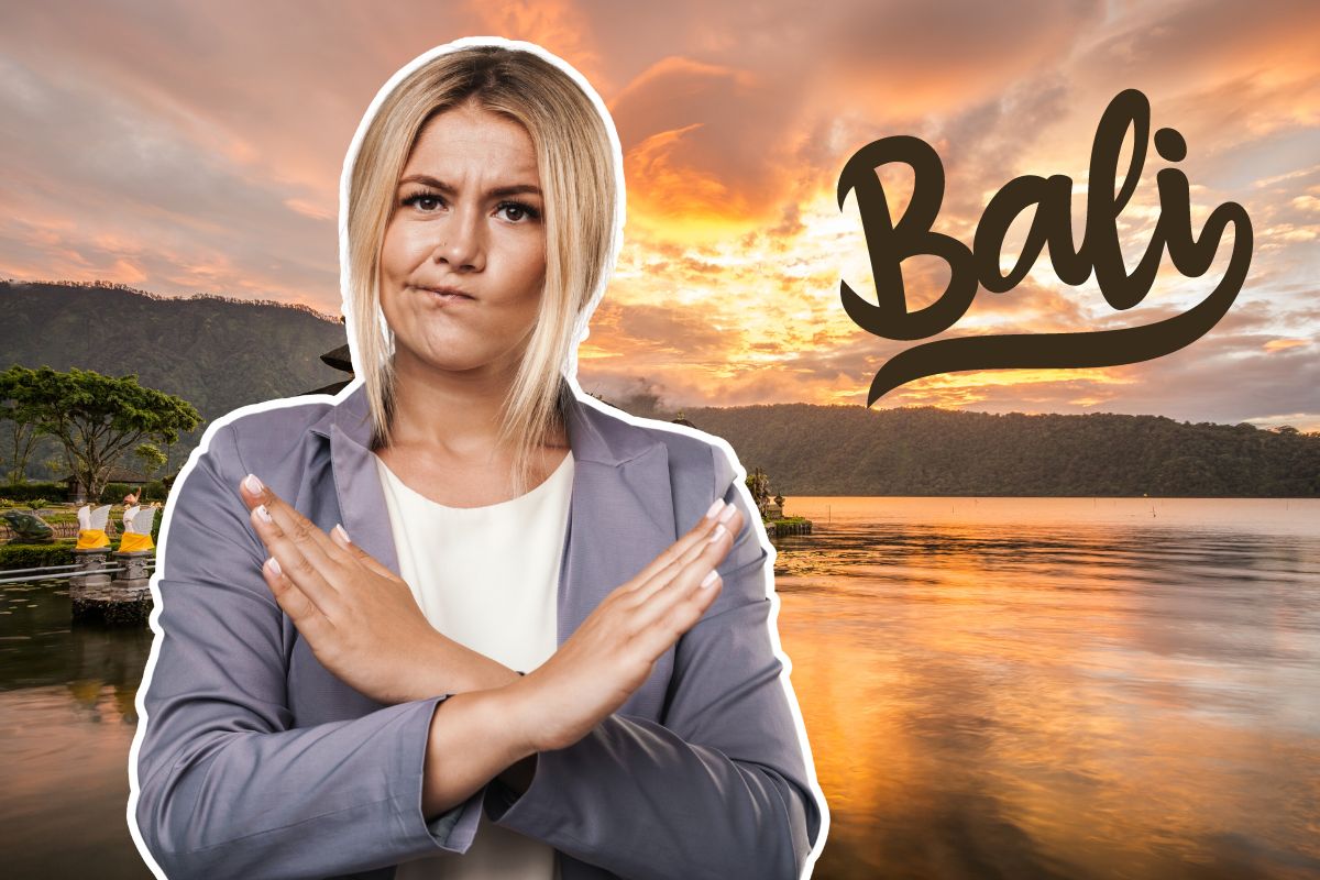 Une femme fait un signe de refus devant un paysage de Bali.