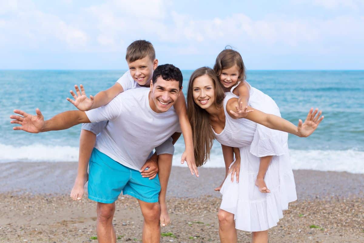 Une famille souriante profite de la plage.