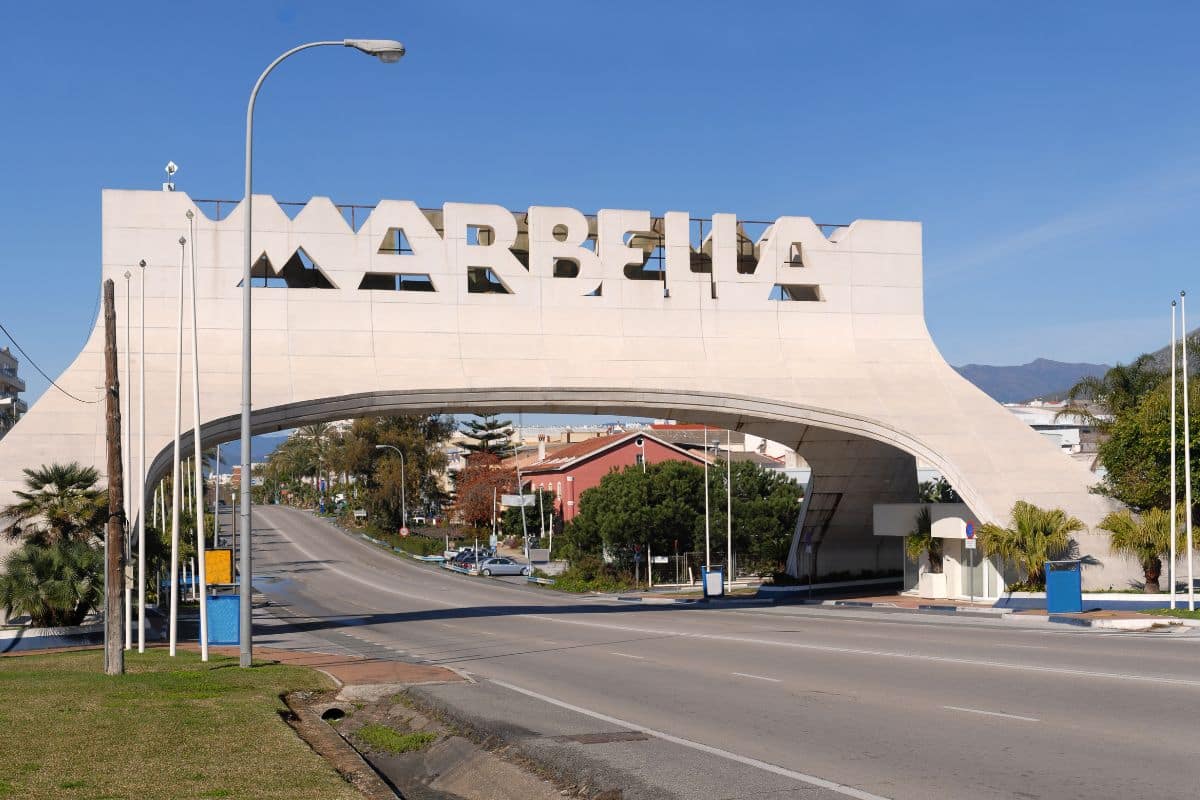 Entrée de la ville de Marbella avec un grand panneau indiquant son nom.