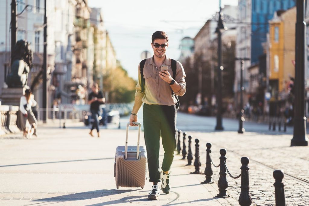 Un homme marchant avec une valise en ville