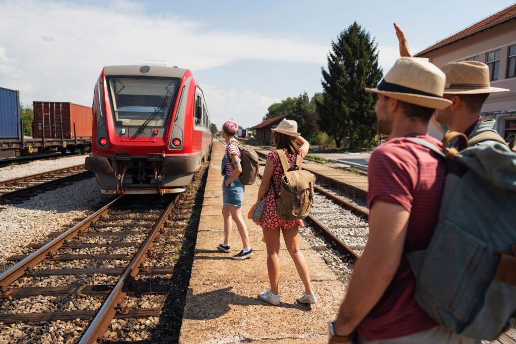 Groupe de voyageurs attendant un train sur un quai