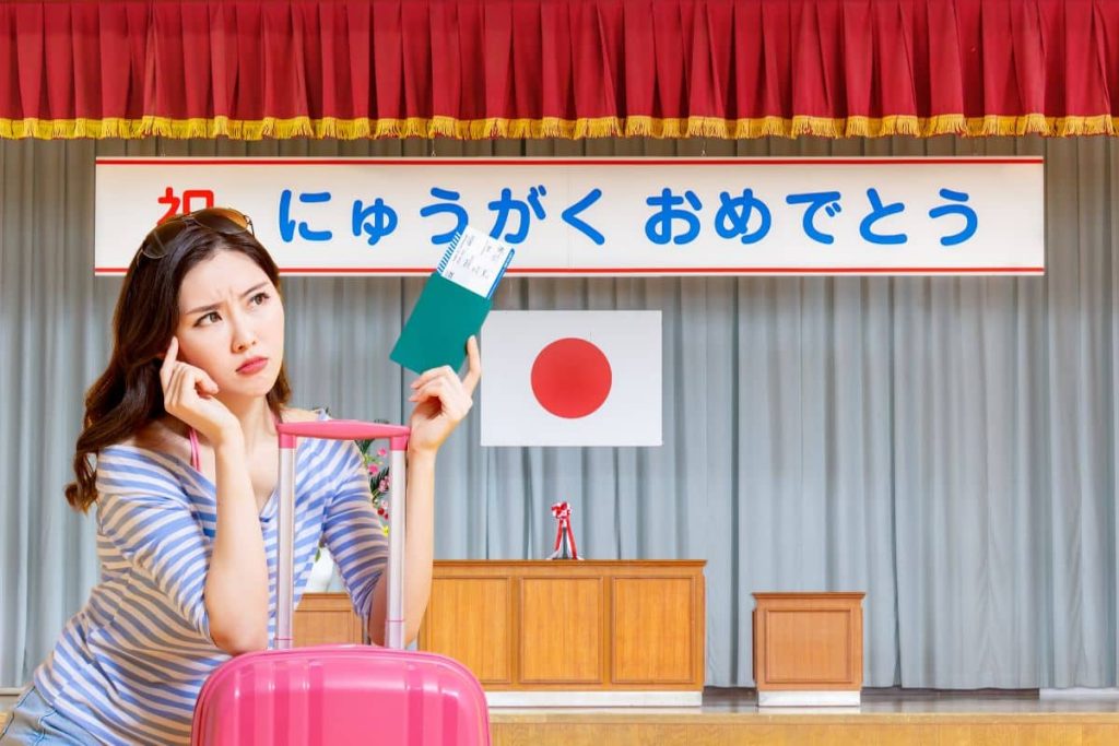 Une femme avec une valise et un passeport devant un drapeau japonais dans une salle