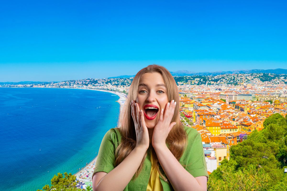 Femme heureuse devant une vue panoramique de Nice