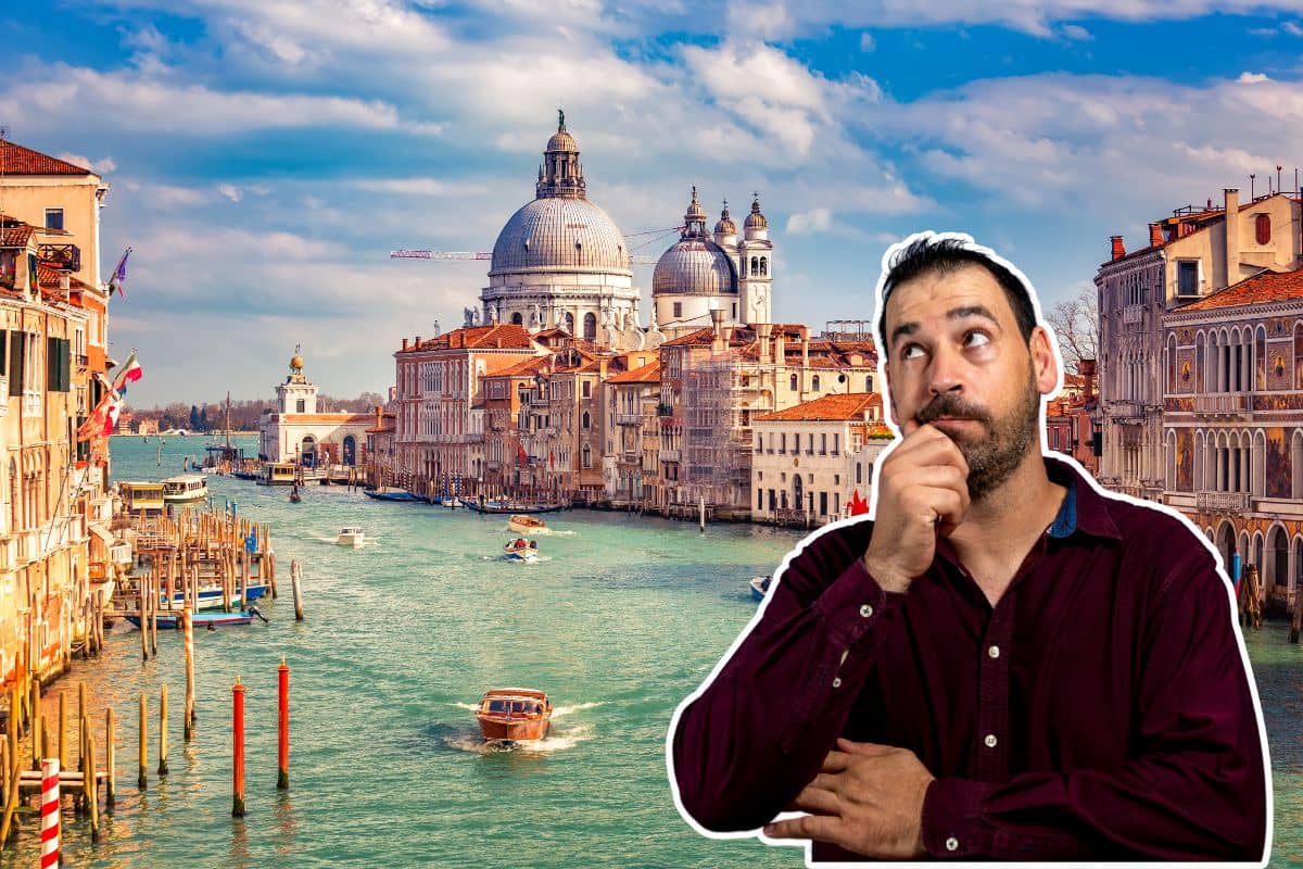 Un homme pensif devant un canal à Venise.