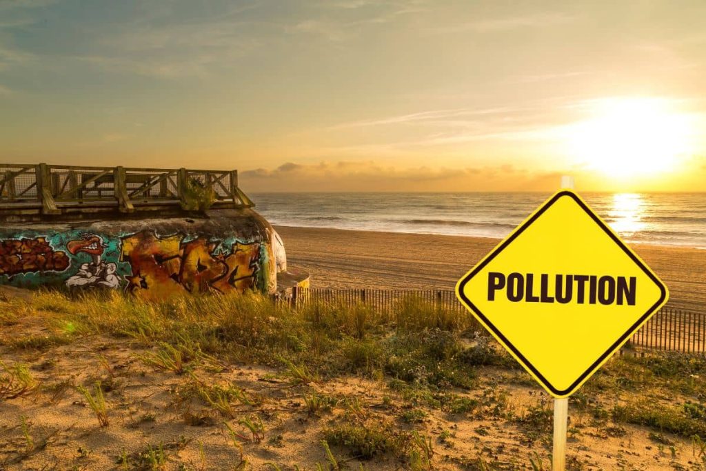 Panneau de pollution sur Plage de la Barre, Anglet au coucher du soleil