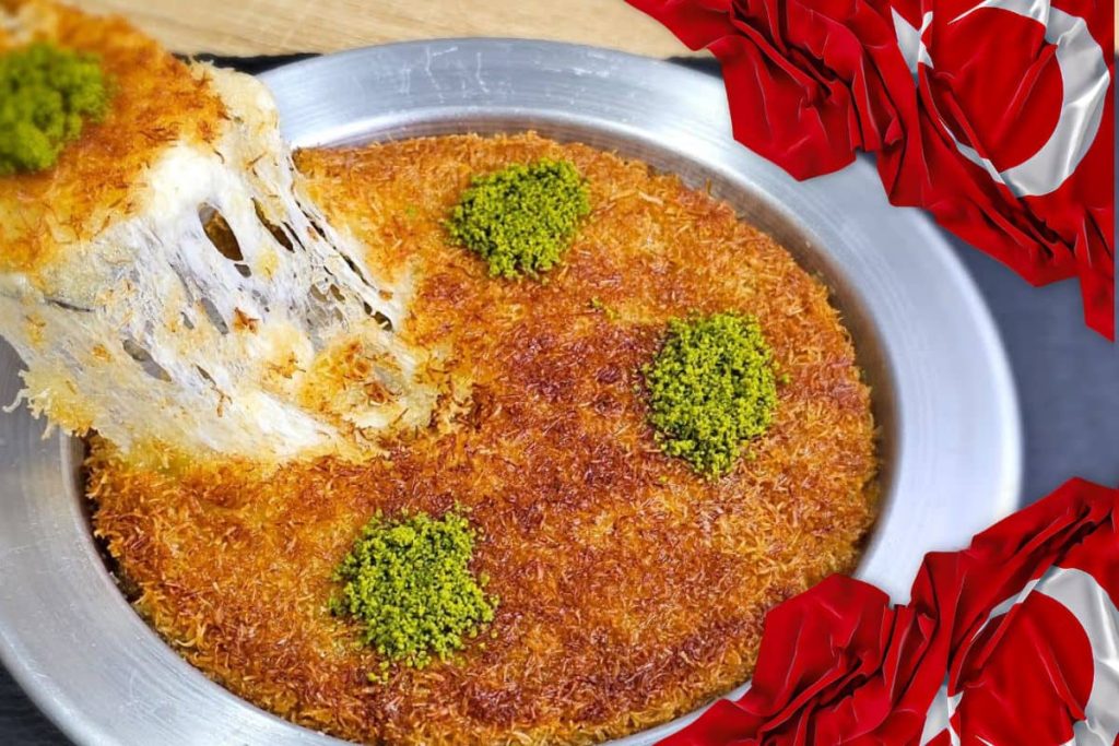 Une assiette de kunefe turc avec des drapeaux turcs en arrière-plan