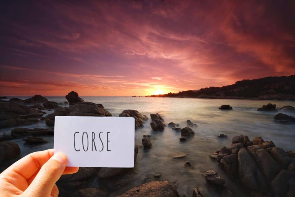Coucher de soleil sur une côte rocheuse en Corse