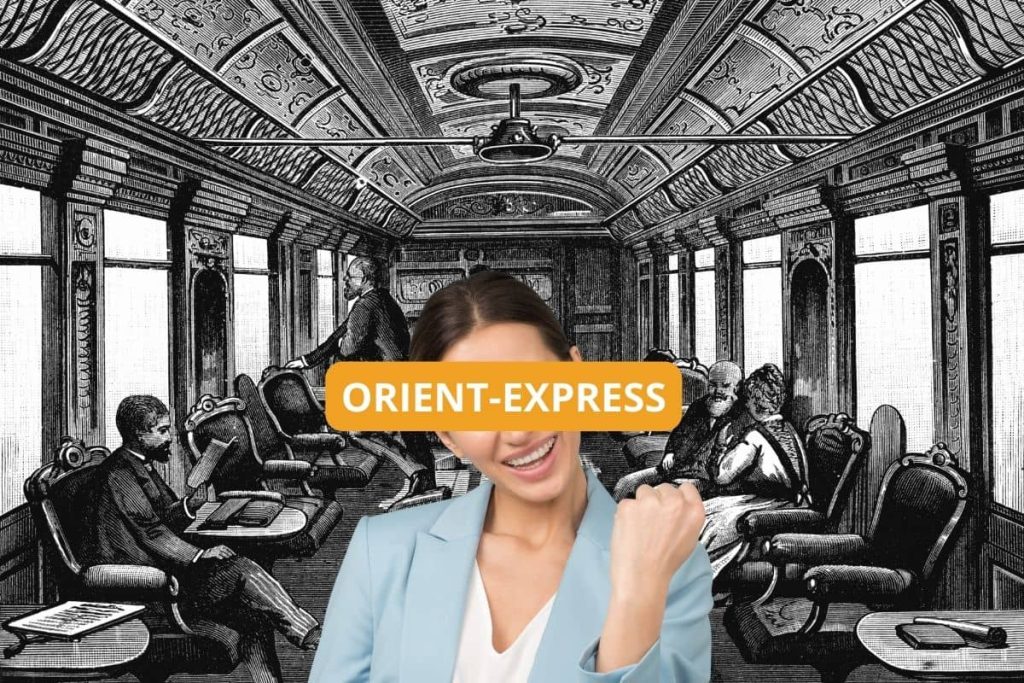Femme heureuse devant une illustration de l'intérieur de l'Orient-Express