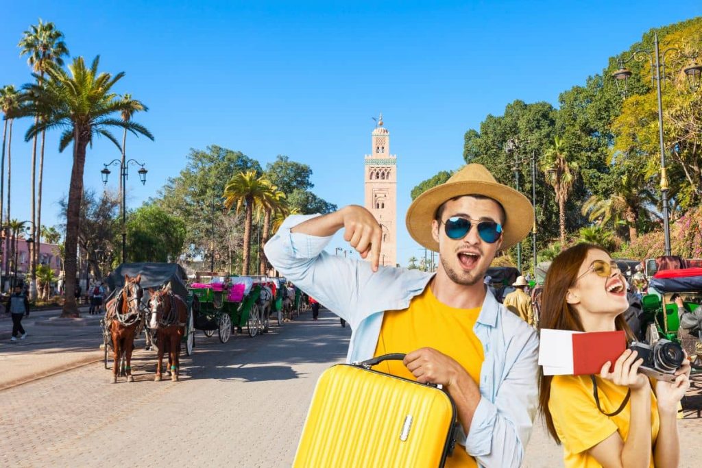 Deux touristes avec une valise et un appareil photo devant des calèches