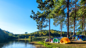 Le village d’Ardèche où le camping devient une aventure unique