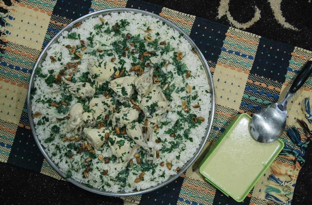 Un plat de mansaf - Source : Wikimedia